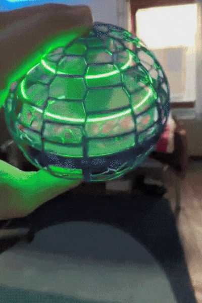 Jucărie zburătoare cu efect magic